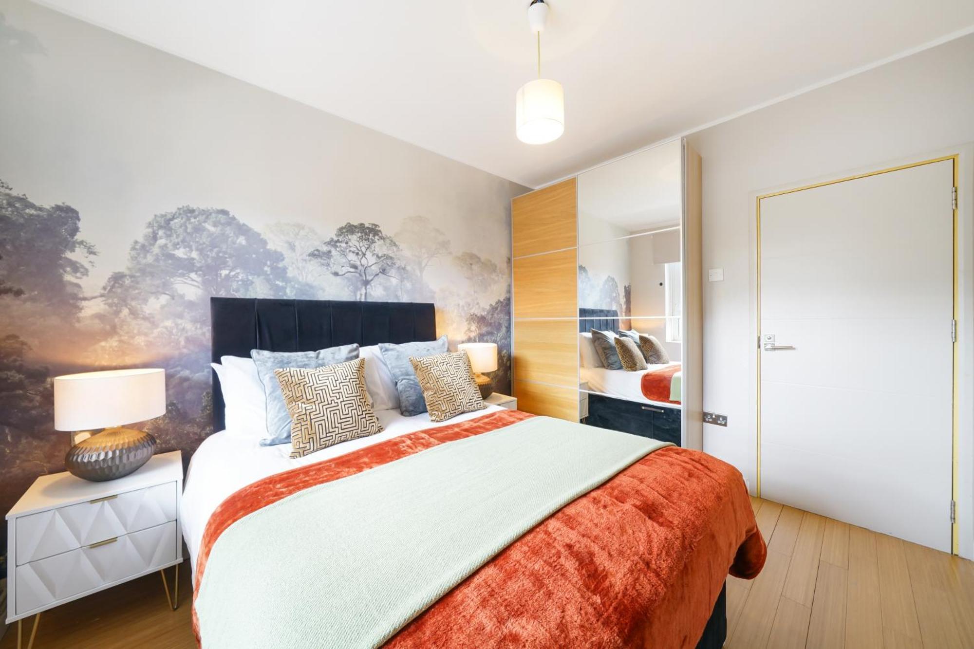 Designer 2 Bedroom Flat In London-balcony-sleeps 6 Apartment *